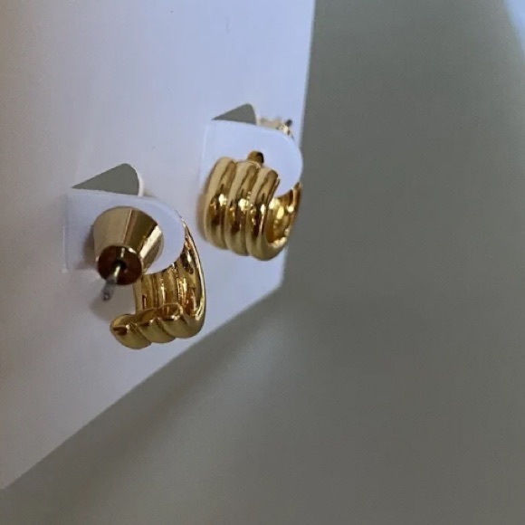 OROTON Avery Mini Hoops In Gold - Picture 6 of 6